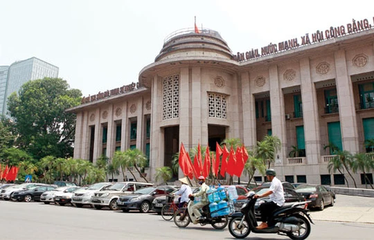 Lần đầu tiên tỷ giá trung tâm “vượt” tỷ giá giao dịch tại các NHTM