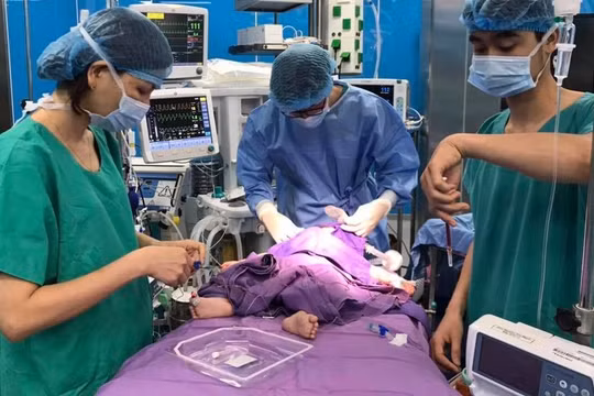 Các bác sĩ Trung tâm Tim mạch của Bệnh viện Sản Nhi Quảng Ninh đang thực hiện phẫu thuật.