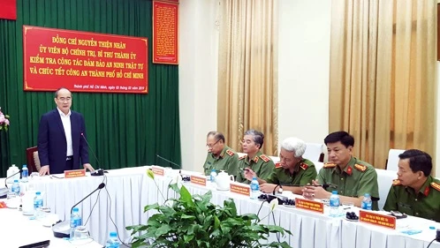 Bí thư Thành ủy TP HCM Nguyễn Thiện Nhân trao đổi với Ban giám đốc Công an TP HCM. Ảnh: Trung Sơn