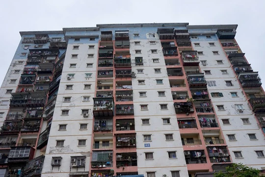 Nỗi khổ người mua chung cư: Mua dễ, bán “khó như…lên trời”