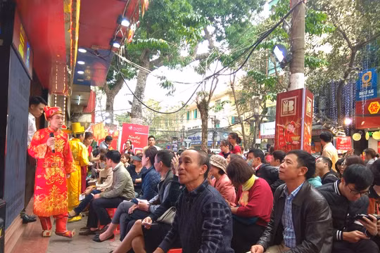 "Khờ dại" đi mua vàng nếu nhìn dưới góc độ tín ngưỡng thì bình thường