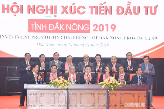 Thủ tướng chứng kiến lễ ký cam kết đầu tư của các nhà đầu tư với Đắk Nông. (Ảnh: VGP)