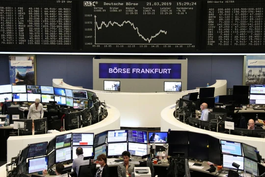 Dow Jones mất 460 điểm, chứng khoán toàn cầu đồng loạt giảm