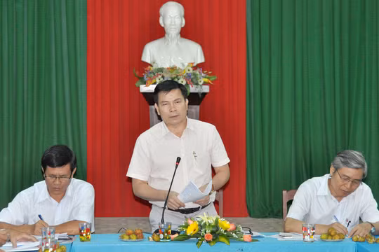 Ông Trần Văn Minh, Phó Bí thư Tỉnh ủy Quảng Ngãi (đứng) vừa được bổ nhiệm giữ chức vụ Phó Tổng Thanh tra Chính phủ. (Ảnh: Internet)