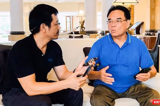 PGS.TS Vương Hữu Tấn, Chủ tịch Hội năng lượng nguyên tử Việt Nam (bìa phải) trả lời phỏng vấn VietTimes 