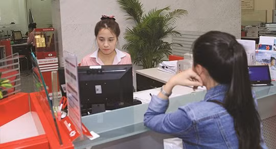 Nhiều ngân hàng đã nhiệt tình hưởng ứng chính sách bằng cách giảm thêm 0,1-0,3 điểm phần trăm lãi suất ở các kỳ hạn dưới sáu tháng. Ảnh minh họa Thành Hoa