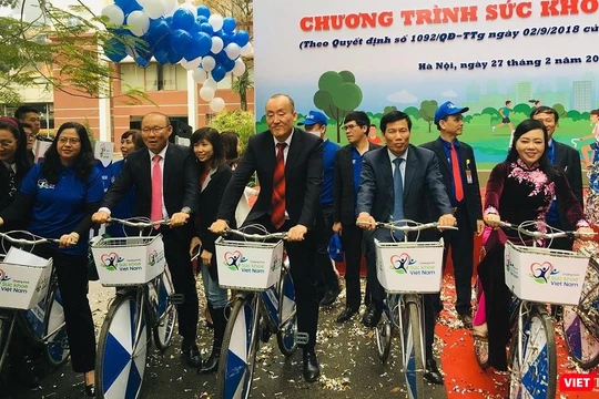 Bộ trưởng Nguyễn Thị Kim Tiến, đại diện các ngành và Đại sứ thiện chí Chương trình Sức khỏe Việt Nam Park Hang -Seo tuần hành ủng hộ chương trình Sức khỏe Việt Nam.