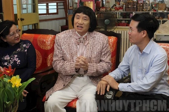 NSƯT Minh Vương ca tặng đồng chí Võ Văn Thưởng và đồng chí Thân Thị Thư câu vọng cổ Ly rượu mừng Xuân của cố soạn giả Thu An. Ảnh: Ngọc Tuyết