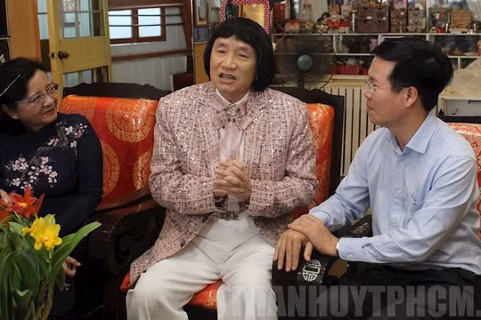 NSƯT Minh Vương ca tặng đồng chí Võ Văn Thưởng và đồng chí Thân Thị Thư câu vọng cổ Ly rượu mừng Xuân của cố soạn giả Thu An. Ảnh: Ngọc Tuyết