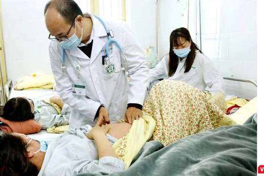 PGS. TS Đỗ Duy Cường khám bệnh cho BN sởi điều trị.