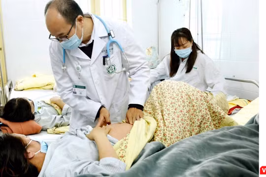 PGS. TS Đỗ Duy Cường khám bệnh cho BN sởi điều trị.