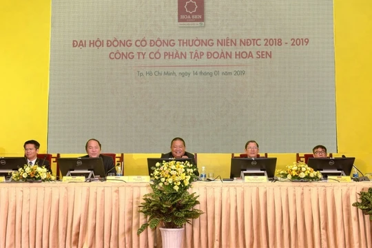 Chủ tịch Lê Phước Vũ (giữa) trong phiên ĐHĐCĐ mới đây của HSG. (Ảnh: HSG)