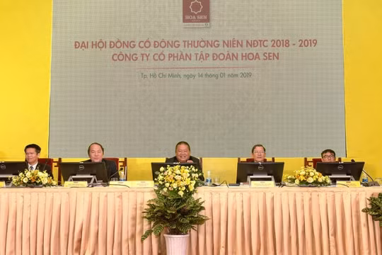 Chủ tịch Lê Phước Vũ (giữa) trong phiên ĐHĐCĐ mới đây của HSG. (Ảnh: HSG)