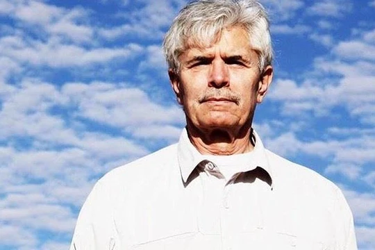 Giáo sư, Tiến sĩ Terry Buss từng là giám đốc chương trình nghiên cứu quốc tế, an ninh và quốc phòng của Học viện Hành chính Quốc gia Hoa Kỳ,