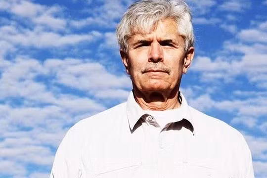 Giáo sư, Tiến sĩ Terry Buss từng là giám đốc chương trình nghiên cứu quốc tế, an ninh và quốc phòng của Học viện Hành chính Quốc gia Hoa Kỳ,