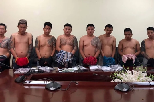 Cảnh sát vây bắt băng cho vay nặng lãi khi vừa xuống Tân Sơn Nhất