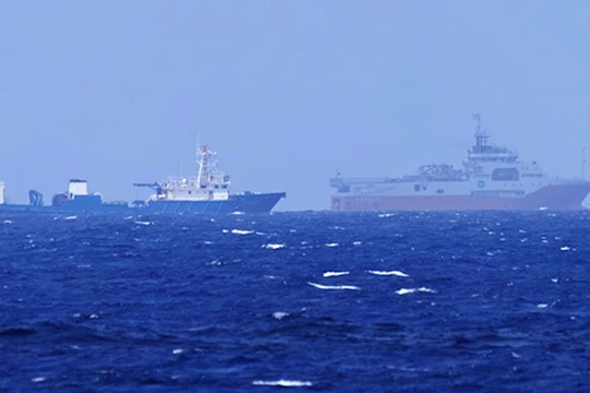 Tàu Hải Dương 8 và tàu hộ tống đang khảo sát phi pháp tại khu vực bãi Tư Chính của Việt Nam