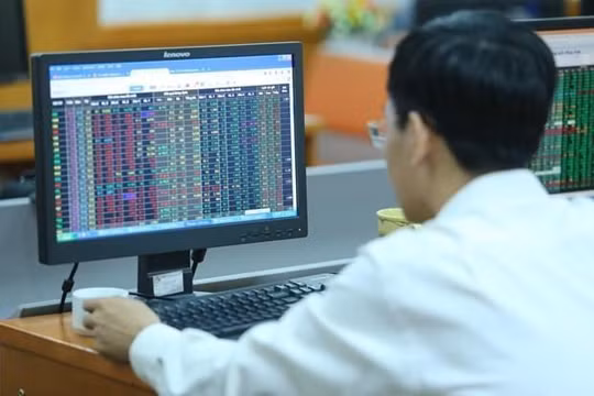 Phiên ngày 16/4, VN-Index giảm nhẹ giảm 5,73 điểm xuống mức 977,17 điểm. (Ảnh minh họa. Nguồn: PV/Vietnam+)