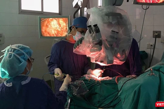 Cháu bé 13 tuổi phải cắt cụt tay do vừa sạc pin vừa dùng điện thoại