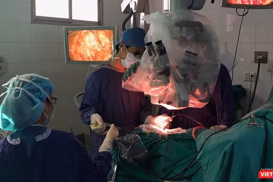 Cháu bé 13 tuổi phải cắt cụt tay do vừa sạc pin vừa dùng điện thoại