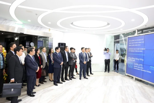 Các đại biểu tham quan Trung tâm ngân hàng số của BIDV.