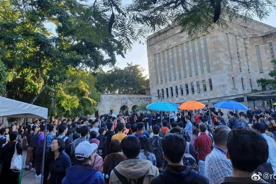 Vụ xung đột giữa các sinh viên Trung Quốc Đại Lục và Hồng Kông tại Đại học Queensland là tác nhân trực tiếp khiến chính phủ Australia điều tra các hợp đồng ký giữa 13 trường đại học với Viện Khổng Tử của Trung Quốc 