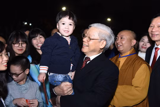 Đêm 30, Tổng bí thư Nguyễn Phú Trọng đã đến phố đi bộ Hồ Gươm, chúc Tết người dân và mừng tuổi các em nhỏ.