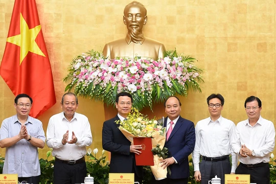Thủ tướng Nguyễn Xuân Phúc trao Quyết định giao quyền Bộ trưởng Bộ Thông tin và Truyền thông cho ông Nguyễn Mạnh Hùng - Ảnh: VGP/Quang Hiếu