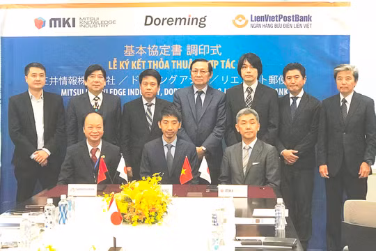 (Hàng ngồi từ trái qua: ông Nguyễn Đình Thắng- Chủ tịch HĐQT LienVietPostBank, ông Hiromitsu Kuwahara - Tổng Giám đốc Doreming, ông Isao Kohiyama - Tổng Giám đốc MKI)