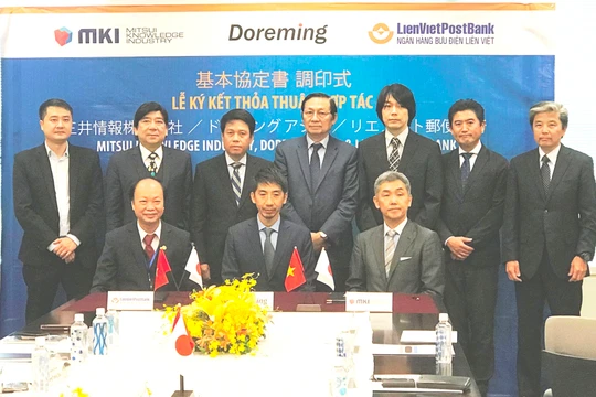 (Hàng ngồi từ trái qua: ông Nguyễn Đình Thắng- Chủ tịch HĐQT LienVietPostBank, ông Hiromitsu Kuwahara - Tổng Giám đốc Doreming, ông Isao Kohiyama - Tổng Giám đốc MKI)