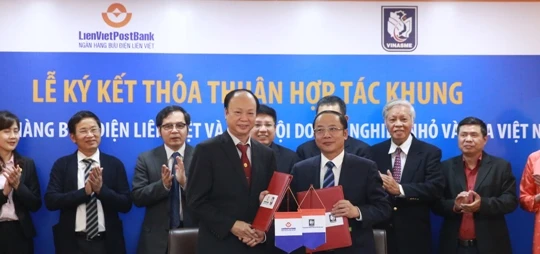 Ông Nguyễn Văn Thân, Chủ tịch VINASME và ông Nguyễn Đình Thắng, Chủ tịch Hội đồng Quản trị LienVietPostBank ký thỏa thuận hợp tác.