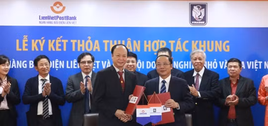 Ông Nguyễn Văn Thân, Chủ tịch VINASME và ông Nguyễn Đình Thắng, Chủ tịch Hội đồng Quản trị LienVietPostBank ký thỏa thuận hợp tác.