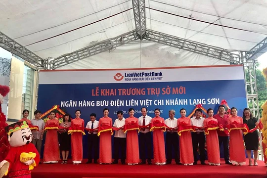 Nghi lễ cắt bawgn khai trương trụ sở mới tại đường Lý Thường Kiệt của LienVietPostBank Lạng Sơn
