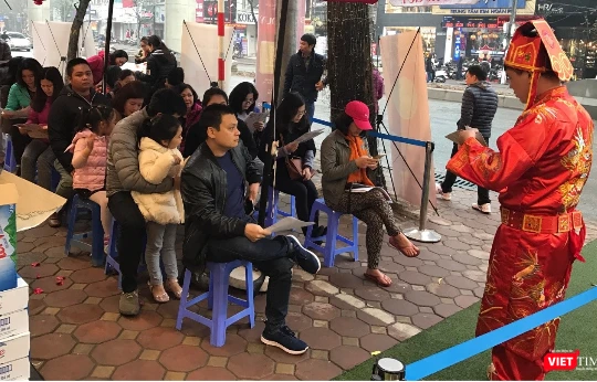 Khách hàng kiên nhẫn xếp hàng chờ mua vàng trong ngày Vía Thần Tài