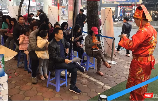 Khách hàng kiên nhẫn xếp hàng chờ mua vàng trong ngày Vía Thần Tài