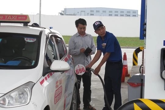 Chỉ trong vòng 1 tháng, giá xăng đã 2 lần tăng mạnh.