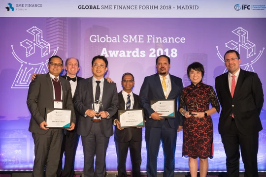 Lãnh đạo VPBank nhận giải 