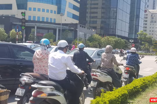 Thời tiết khu vực Hà Nội vẫn nắng nóng về ban ngày, chiều và tối tiếp tục có mưa rào và dông.