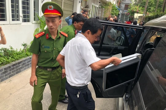 Công an thu giữ một máy tính sau khi khám xét nhà ông Trần Văn Minh.