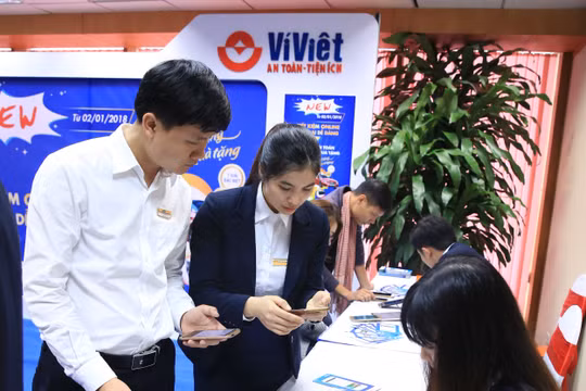 Khách hàng trải nghiệm dịch vụ 