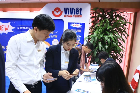 Khách hàng trải nghiệm dịch vụ 