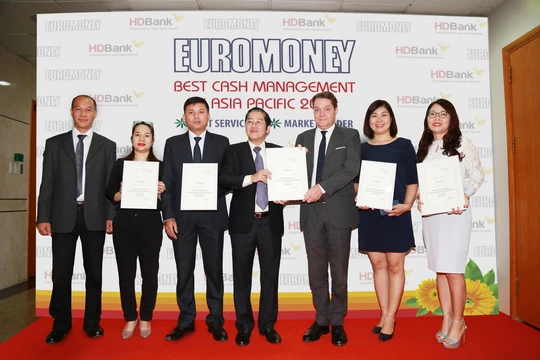Đại diện HDBANK nhận giải Cash Management 2018 