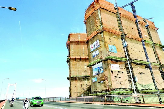 Dự án condotel Hòa Bình Xanh nằm phía tây cầu Thuận Phước có quy mô 768 căn hộ - Ảnh: V.HÙNG