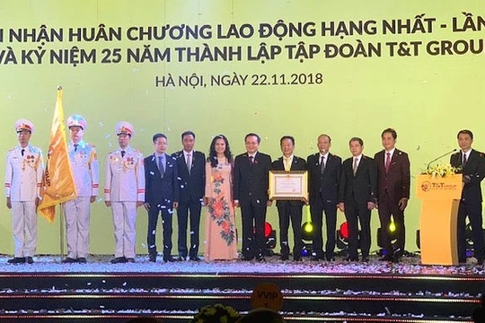 Thay mặt Đảng, Nhà nước, Ủy viên Trung ương Đảng, Phó Chủ tịch Quốc hội Phùng Quốc Hiển đã trao tặng Huân chương Lao động hạng Nhất lần thứ hai cho T&T Group.