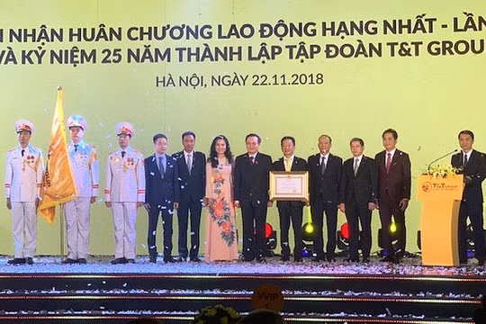 Thay mặt Đảng, Nhà nước, Ủy viên Trung ương Đảng, Phó Chủ tịch Quốc hội Phùng Quốc Hiển đã trao tặng Huân chương Lao động hạng Nhất lần thứ hai cho T&T Group.