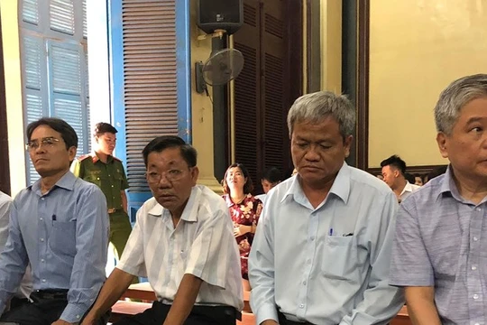 Các bị cáo tại phiên xét xử ngày 25/6 - Ảnh: PLO