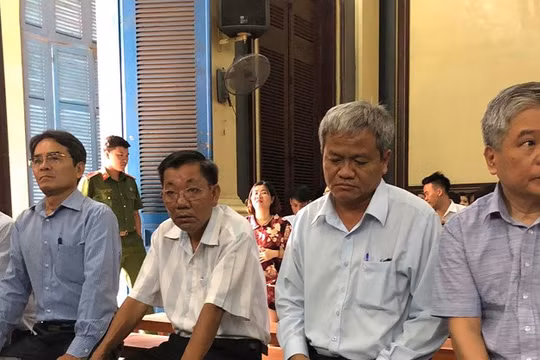 Các bị cáo tại phiên xét xử ngày 25/6 - Ảnh: PLO