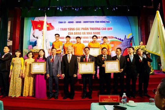 Lễ trao tặng phần thưởng cao quý của Đảng và Nhà nước cho các tổ chức và cá nhân tỉnh Đồng Nai ngày 15/12/2018.