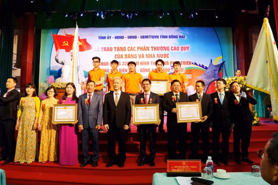 Lễ trao tặng phần thưởng cao quý của Đảng và Nhà nước cho các tổ chức và cá nhân tỉnh Đồng Nai ngày 15/12/2018.