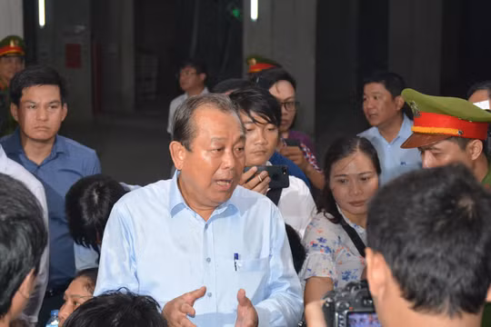 Phó Thủ tướng Trương Hòa Bình chia sẻ những mất mát của người dân tại chung cư Carina - Ảnh: VPG